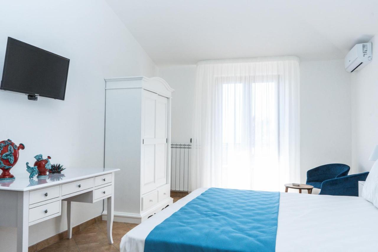 Relais Ruggiero Bed & Breakfast Le Castella  Exterior photo